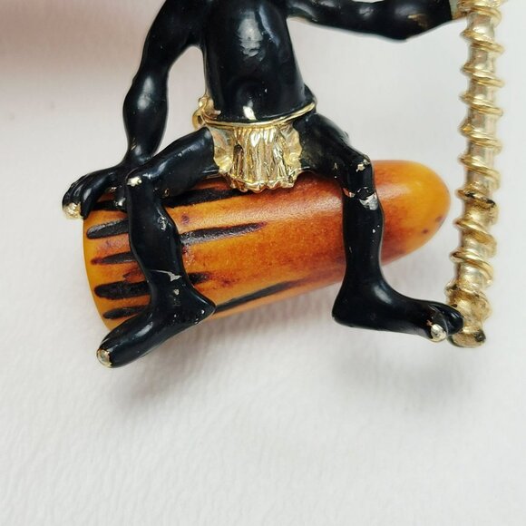 Charles F. Worth Vintage 1950s African Witch Doctor Brooch, Bakelite Drum - Picture 4 of 11